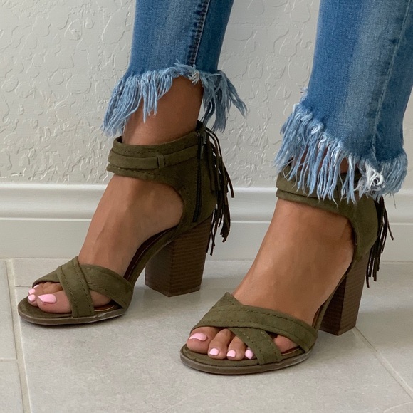 NIB Olive Crisscross Vamp Fringe Block Heel Sandal - Picture 6 of 8
